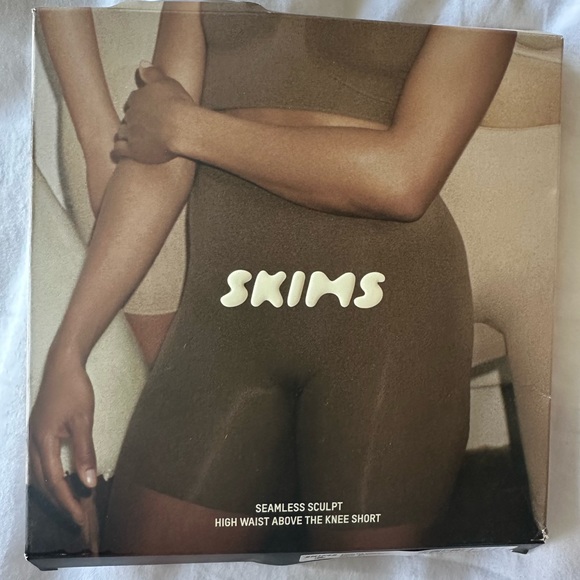 SKIMS Seamless Sculpt High Waist Above the Knee Short Shapewear - Picture 4 of 10